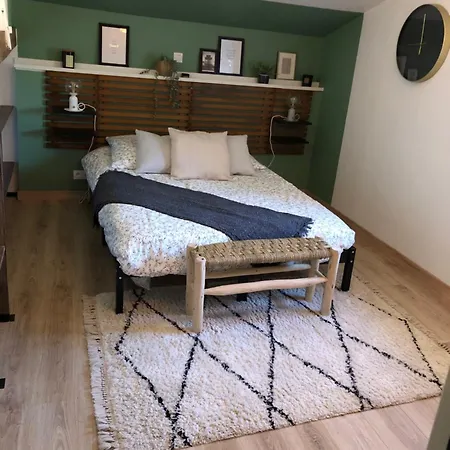 Au Dessus De Chez Nous Bed & Breakfast