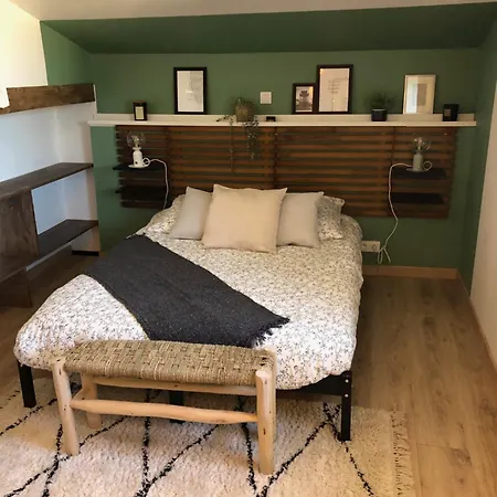 Au Dessus De Chez Nous Bed & Breakfast 3*