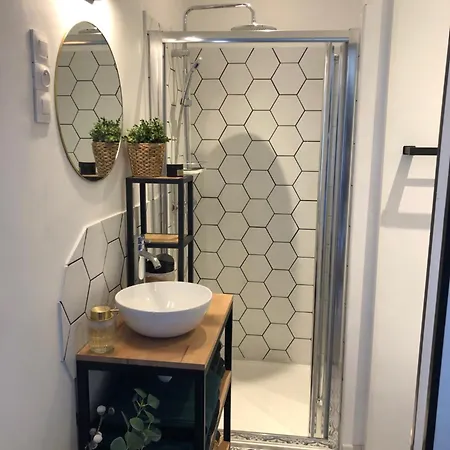 Au Dessus De Chez Nous 3*