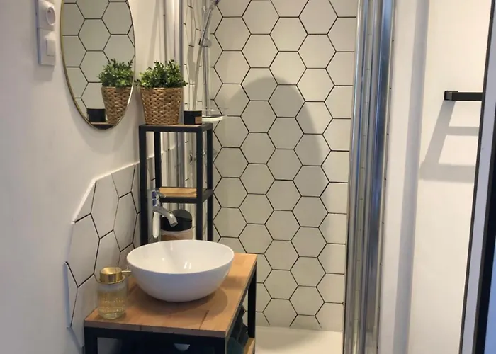 Au Dessus De Chez Nous 3*